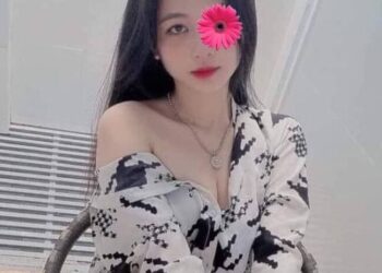 Thùy Mi - Máy bay bà già Quận 5 tìm phi công đi tour