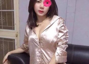 Ngọc Lý - Máy bay bà già Quận 8 thèm được trai nâng niu nhũ hoa